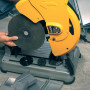 Пила монтажна мережева DeWalt, 2200 Вт, диск 355 мм, максимальне число оборотів 4000 об/хв, вага 18.5 кг, ключ