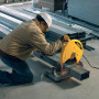 Пила монтажна мережева DeWalt, 2200 Вт, диск 355 мм, максимальне число оборотів 4000 об/хв, вага 18.5 кг, ключ